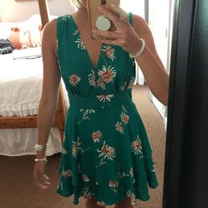 BB Dakota floral green, deep v dress